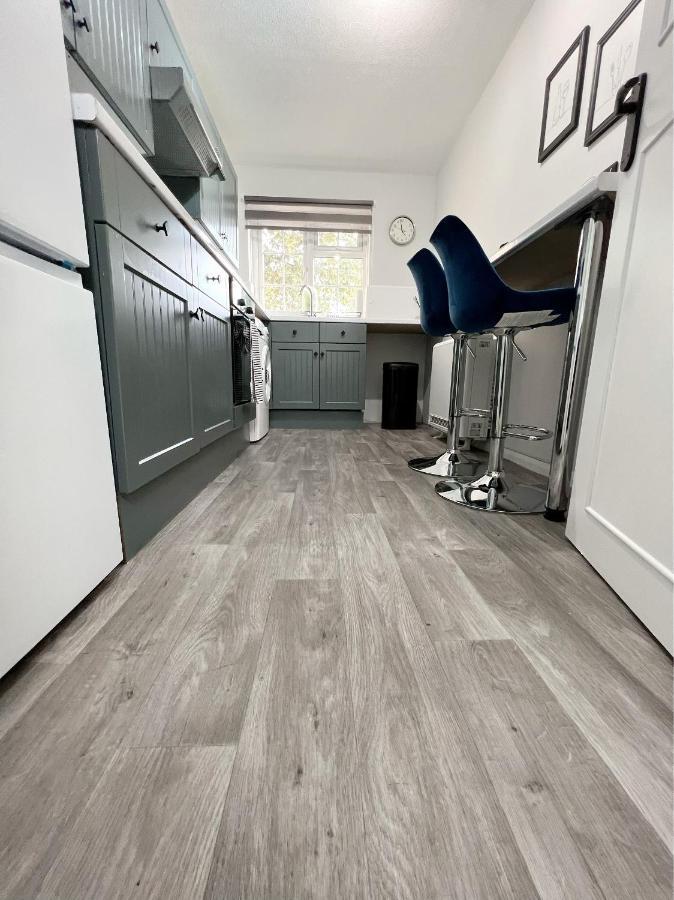 Vakantiehuis Stunning In Beckton With Private Entrance *